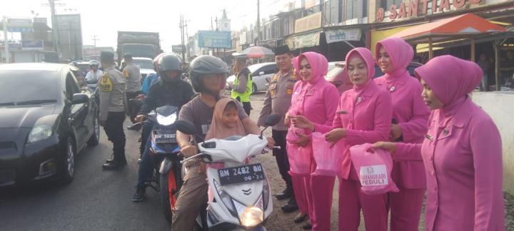 Sosialisasikan Tertib Berlalu Lintas, Keluarga Besar Polsek Siak Hulu Berbagi Takjil Berkah Ramadan